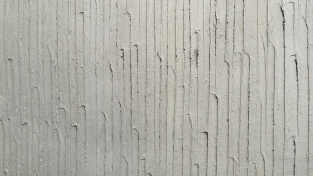 Vollbild auf einer textierten Wand.