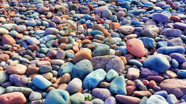 Foto vollbild-aufnahme von kieselsteinen am strand