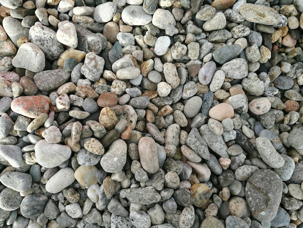 Vollbild-Aufnahme von Kieselsteinen am Strand