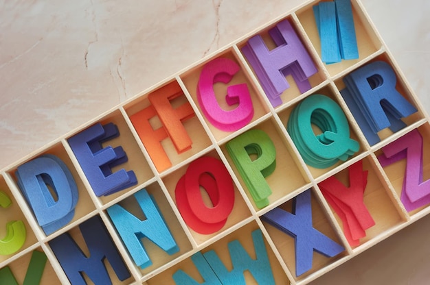 Foto vollbild-aufnahme von mehrfarbigen alphabet-holz-spielzeug