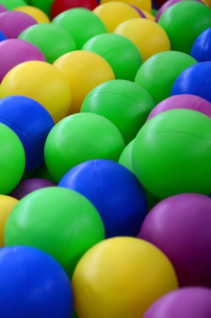 Foto vollbild-aufnahme von mehrfarbigen bällen