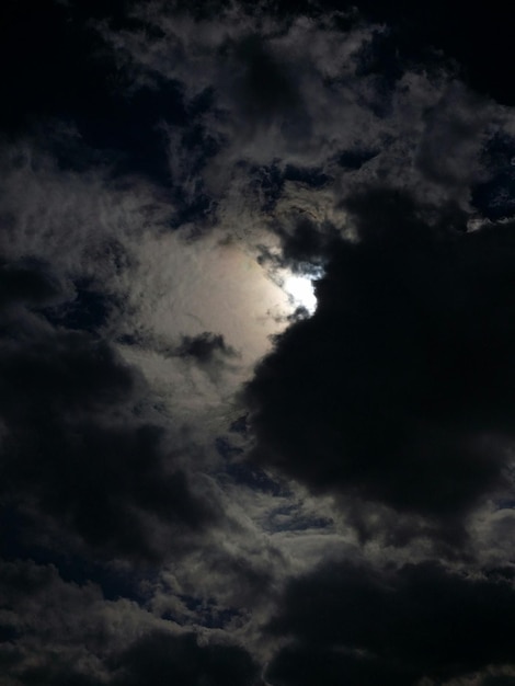 Vollbild der Wolkenlandschaft in der Dämmerung