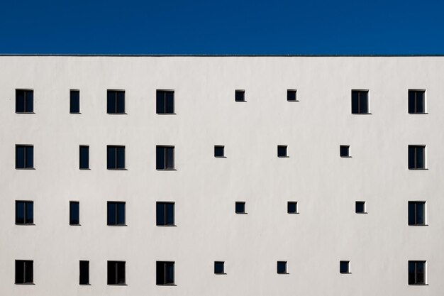 Vollbild des Gebäudes gegen den blauen Himmel