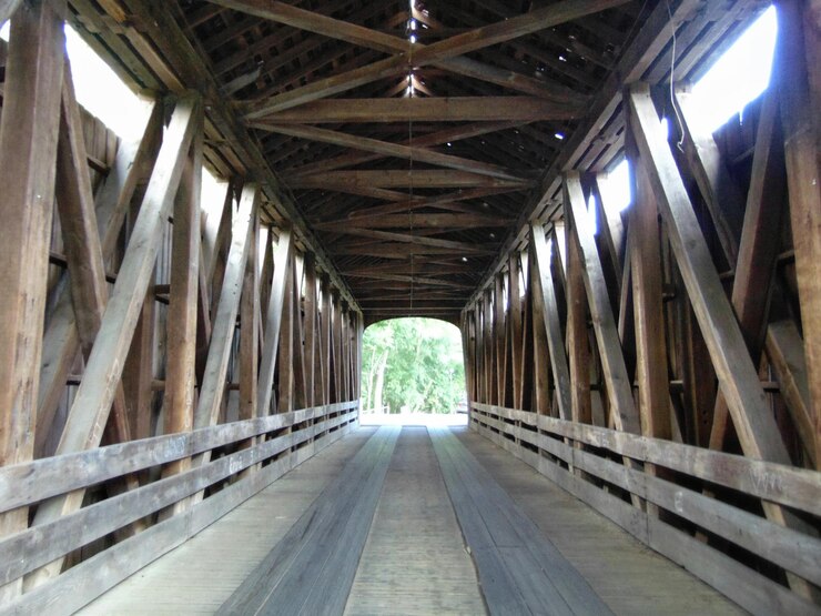 Foto vollbild des innenraums einer holzbrücke