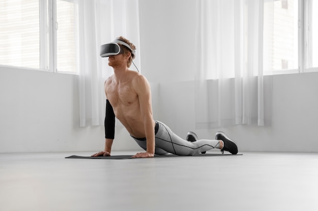 Foto vollbild-mann macht fitness mit vr-brille