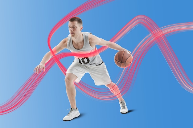 Foto vollbild, mann spielt basketball
