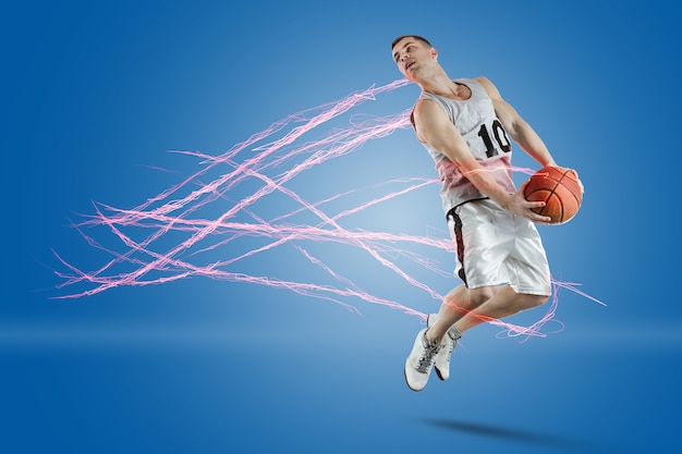 Foto vollbild, mann spielt basketball