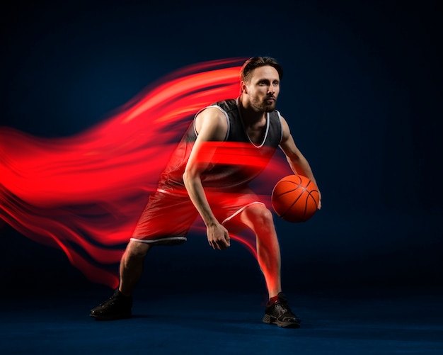 Foto vollbild, mann spielt basketball