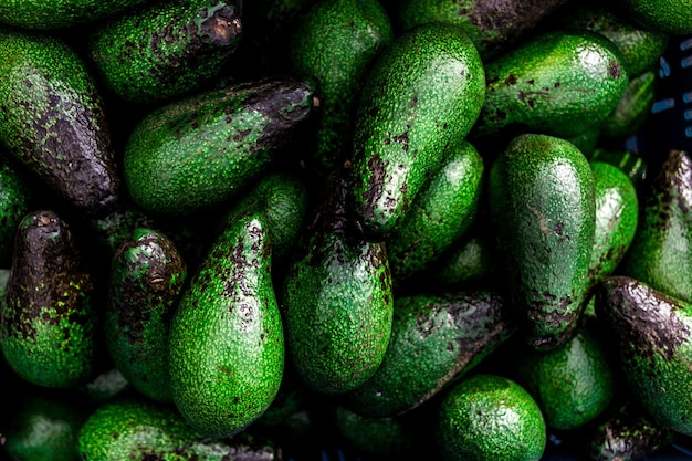Vollbild von Avocados zum Verkauf auf dem Markt