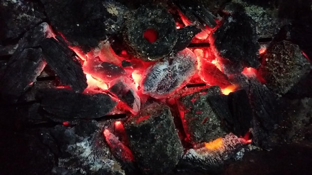 Vollbild von brennender Holzkohle