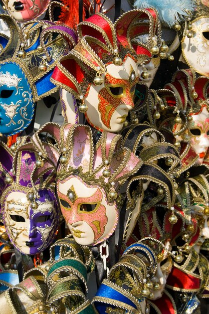 Vollbild von bunten venezianischen Masken zum Verkauf