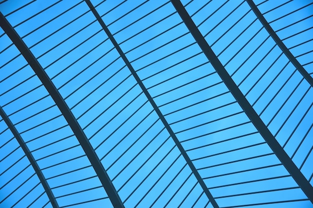 Vollbild von Dachfenster gegen klaren blauen Himmel