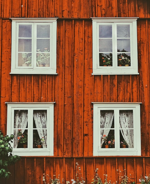 Vollbild von einem Fenster an einer Holzwand eines Gebäudes