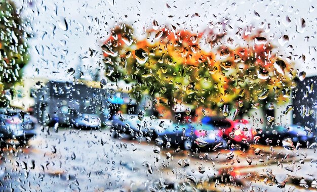 Foto vollbild von einem nassen autofenster