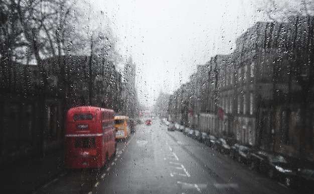 Foto vollbild von einem nassen busfenster während der regenzeit