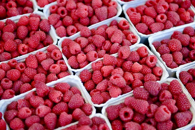 Vollbild von Erdbeeren auf dem Markt