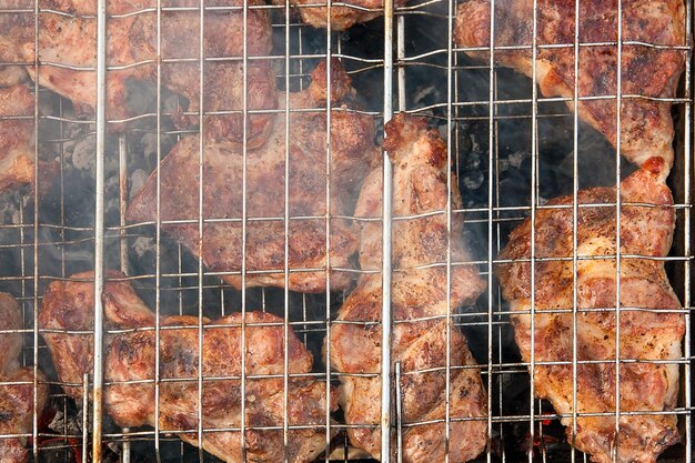 Foto vollbild von fleisch im käfig