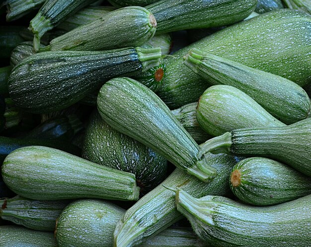 Foto vollbild von frischen zucchini am marktstand