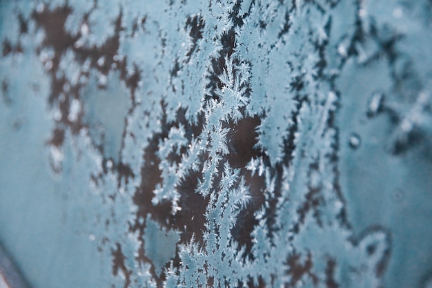 Vollbild von gefrorenem Autofenster im Winter.