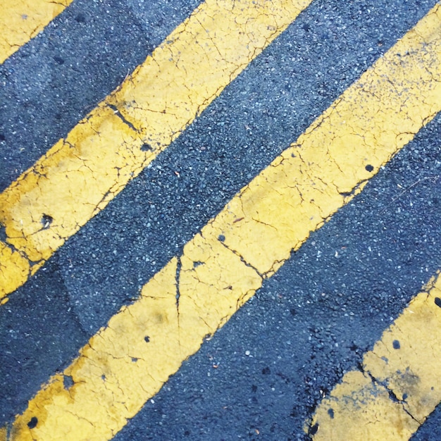 Vollbild von gelben Markierungen auf der Straße