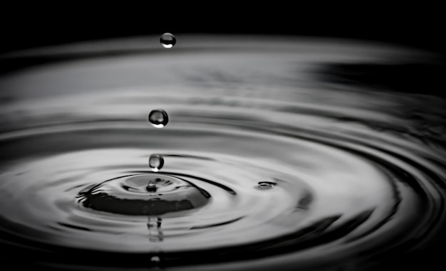 Vollbild von gewelltem Wasser mit Tropfen