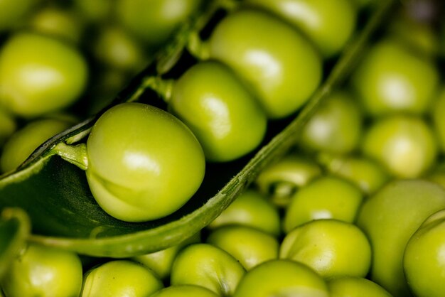 Foto vollbild von grüner erbsen und schale