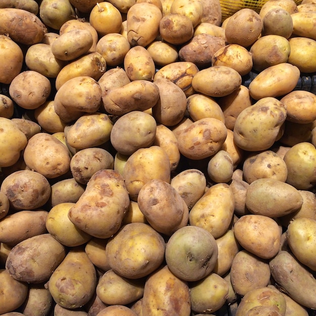 Vollbild von Kartoffeln zum Verkauf auf dem Marktstand