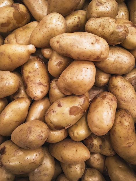 Vollbild von Kartoffeln zum Verkauf auf dem Marktstand