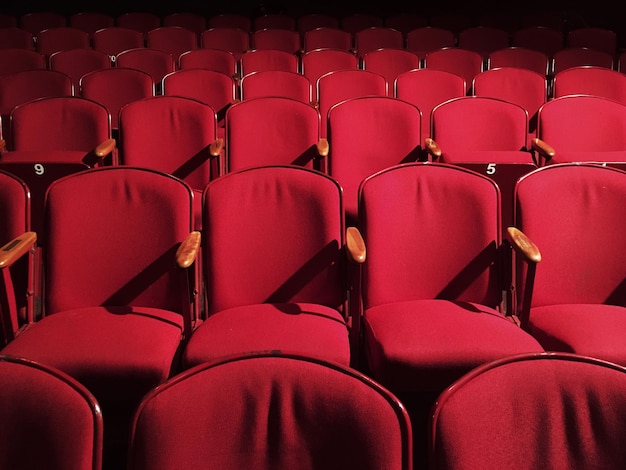 Vollbild von leeren Sitzen im Theater