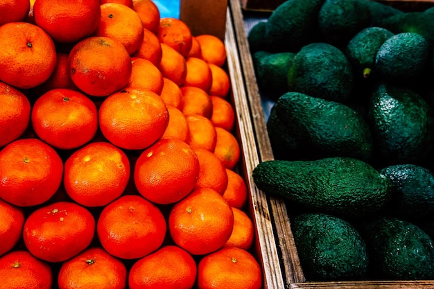 Vollbild von Orangen am Marktstand