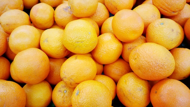 Vollbild von Orangen am Marktstand