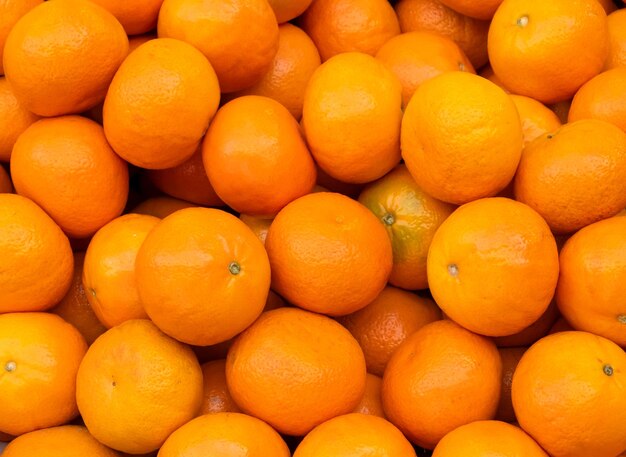 Foto vollbild von orangen am marktstand