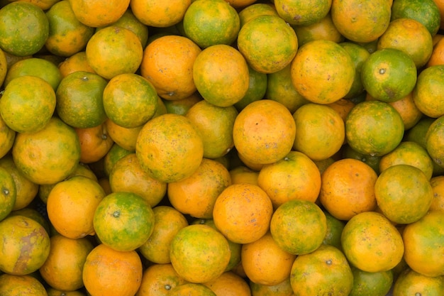 Vollbild von Orangenfrüchten auf dem Markt zum Verkauf