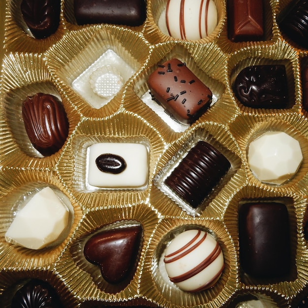 Foto vollbild von schokolade in einem behälter