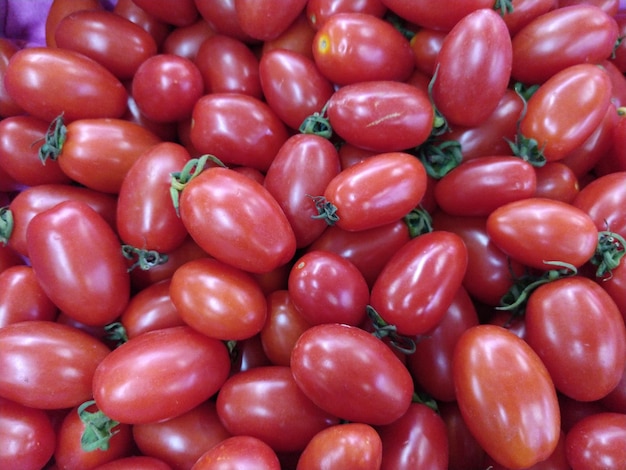 Foto vollbild von tomaten am marktstand