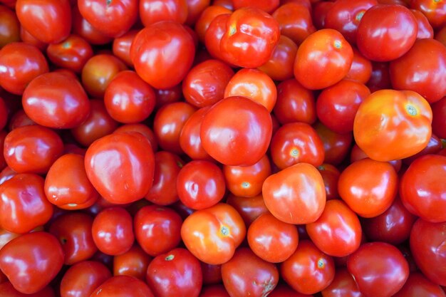 Foto vollbild von tomaten auf dem markt