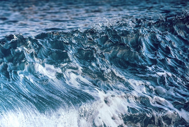 Foto vollbild von wasser, das im meer fließt