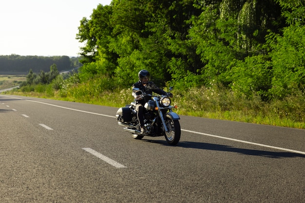 Foto vollbildaufnahme eines mannes auf einem motorrad