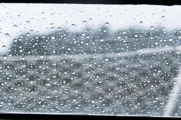 Foto vollbildaufnahme von regentropfen am fenster