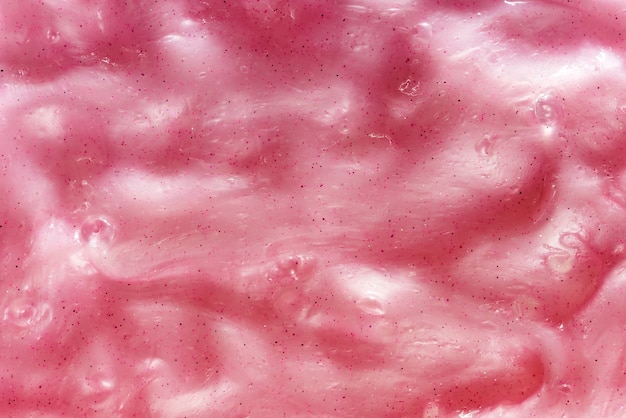 Vollbildhintergrund des klebrigen rosa Schleims, ein Kinderspielzeug, hergestellt mit Guar Gum mit einer amorphen formbaren matschigen schleimigen Textur in Nahaufnahme Detail