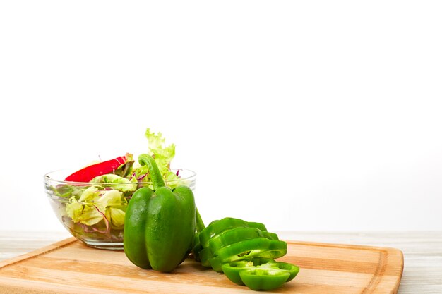 Volle Schüssel frischer Salat auf einem weißen hölzernen