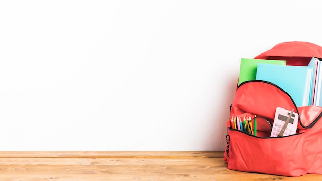 Volle Schultasche auf dem Tisch