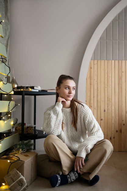 Volle Schussfrau, die zu Hause sitzt