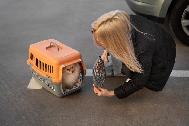 Volle Schussfrau mit Hundeträger