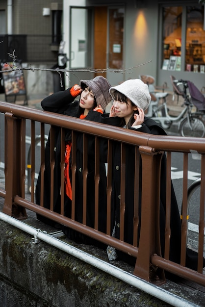 Foto volle schussfrauen, die eimerhüte tragen