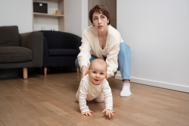 Volle Schussmutter, die nettes Baby hält