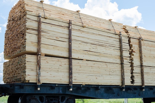 Volle Waggons aus Holz gegen den Himmel