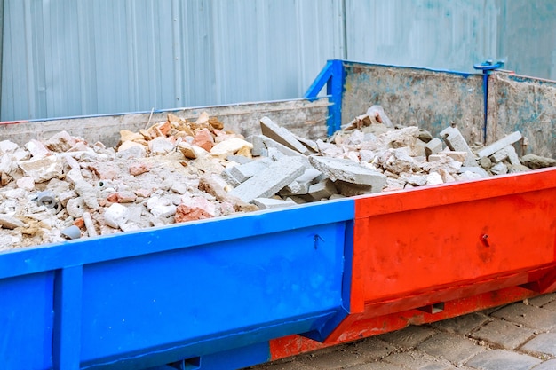 Voller Bauschutt auf der Baustelle Müllcontainer, Müllziegel