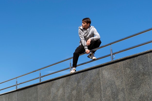 Voller fitter Mann beim Parkour-Training