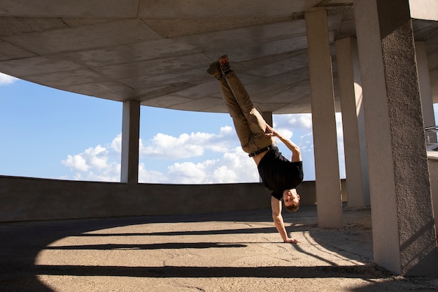 Foto voller fitter mann beim parkour-training